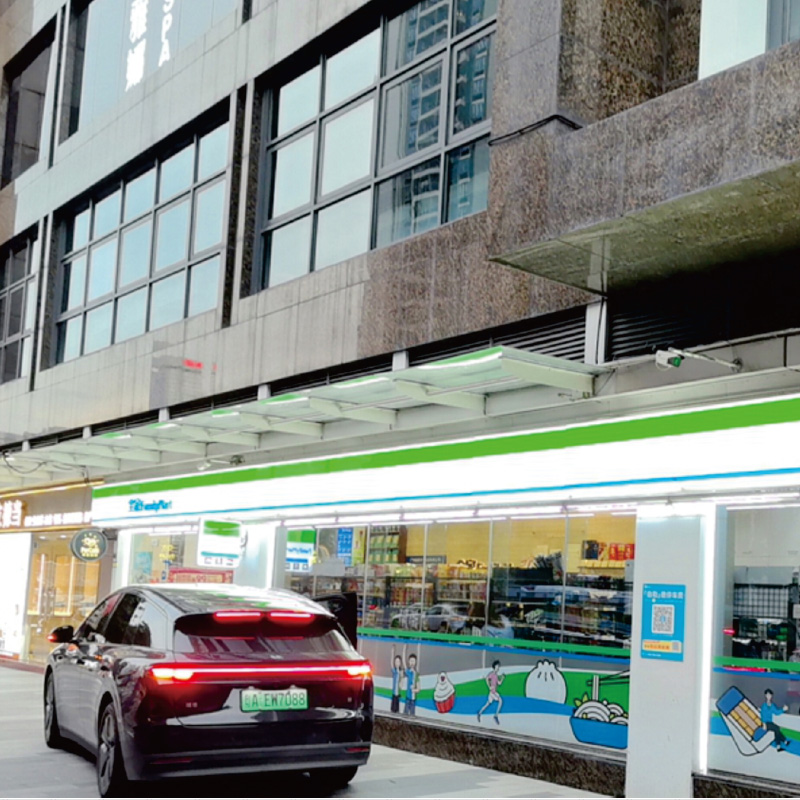 FamilyMart Storefront Sign